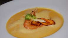 Raviole de gambas, velouté de fenouil-orange émulsionné