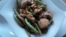 Poêlée d' haricots verts aux châtaignes et noix