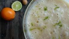 Smoothie banane, longan, lait de coco