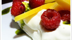 Pavlova aux framboises et mangues