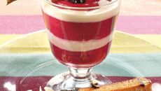 Crème de fruits rouges à la réglisse, mouillettes de chocolat