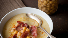 Soupe de pois cassés aux fanes de légumes