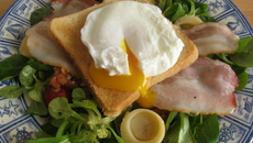 Salade fraîcheur aux œufs pochés