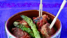 Kefta d'asperges et de merlan sauce tomate à la citronnelle