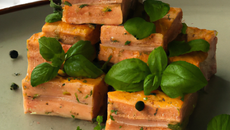 Pavés de saumon épicés et pâtes au basilic