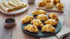 Mini-croissants apéritifs aux tranches végé pois chiches, pesto rosso et mozzarella