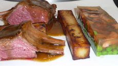 Carré d'agneau Bord Bia, petits pois et lardons en aspic tiède de whisky, pommes frites, sauce à la menthe
