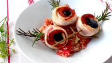 Brochette maison de dinde au romarin, lard et pruneaux