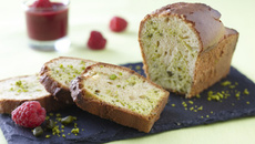 Cake marbré à la pistache et coulis de fruits rouges