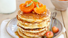 Pancakes au lait de chèvre et abricots rôtis au miel