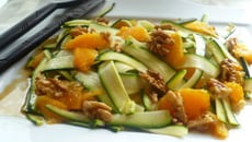 Salade de courgettes aux noix et à l'orange