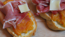 Bruschetta à la mimolette et au jambon cru