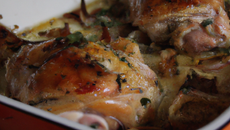 Volaille de Bresse cuisinée en cocotte, parfum d'argan, zeste de chèvre sec, brochette de vanille