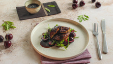 Magret de canard Rossini, confiture de cerises noires