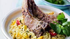 Côtelettes d'agneau et son couscous aux fruits