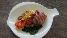 Rouleau de lotte légèrement fumé, risotto au parmesan, flan aux légumes