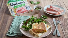 Wraps aux oeufs brouillés, pesto et jambon de porc