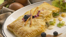 Feuilletés de maroilles aux myrtilles, poireaux et poivre
