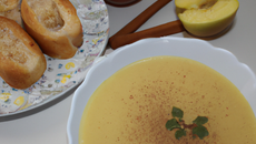 Velouté de panais au jus de pommes et pain d'épices