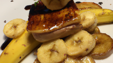 Foie gras poêlé, pommes et bananes flambées au vieux genièvre