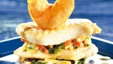 Millefeuille de merlu et gambas à la crème d'ail