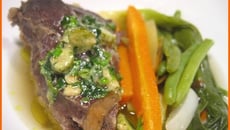 Pot au feu de joue de bœuf aux épluchures de légumes