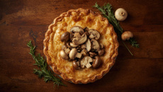 Tourte automnale aux pleurotes, vesses de loup perlées châtaignes et canard