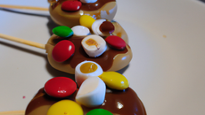 Sucette à la banane, au chocolat et aux M&M's