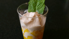 Poêlée de mangues à la rose, chantilly au mascarpone cacao