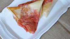 Triangles croustillants fraises, rhubarbe et miel d'eucalyptus