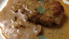 Crépine de veau au Comté, émiettée de morilles et jus de curry
