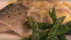 Filet de bar, asperges vertes et sauce à l'orange