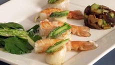 Coquilles Saint-Jacques et langoustines rôties aux shitakés et asperges vertes