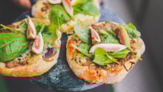 Pizza aux épinards, figue et bleu