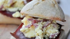 Petits pains garnis aux 3 fromages, œufs brouillés et viande des grisons