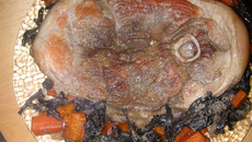 Rouelle de porc aux carottes et trompettes de la mort