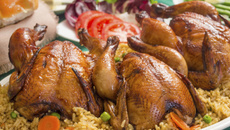 Coquelets rôtis farcis et riz carottes petits pois