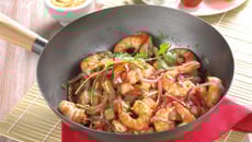 Wok de topinambours, gambas et sauce salsa piquante