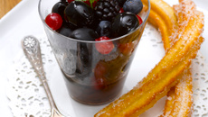 Salade d'olives noires, fruits rouges et chocolat et ses churros