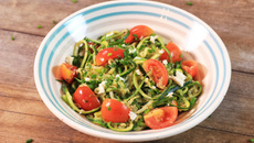 Spaghettis de courgettes, pesto et féta