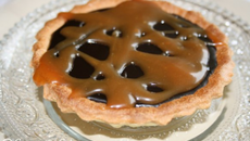 Tartelette au chocolat noir sur lit de caramel au beurre salé