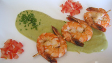 Brochettes de gambas au coulis de courgettes