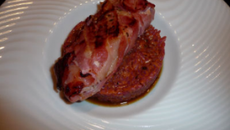 Cabillaud en chemise lardée, risotto rouge à la carotte, réduction de fumet à la sauge