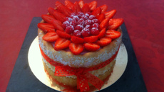 Charlotte légère aux fraises gariguettes et framboises fraîches