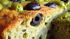 Cake aux olives vertes et noires
