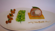 Râble de lapin farci aux petits rosés et herbes fraiches, poêlée de girolles au persil plat, carottes fondantes et petits pois frais, jus aux herbes