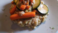 Risotto au poulet sur un lit de courgette et carotte