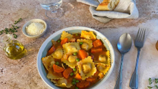Soupe complète aux raviolis au jambon, petits pois et carottes