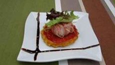 Tatin de tomate au caramel balsamique, coulant de chèvre au miel de thym de Provence