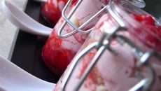 Verrines au baba au rhum et à la mousse de fraises